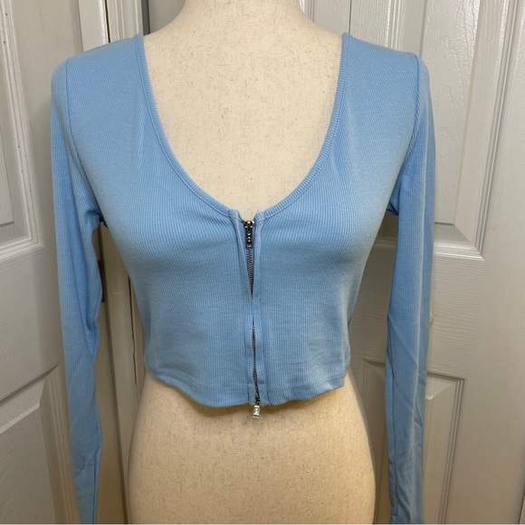 Open zipper crop long sleeve top - Picture 2 of 6